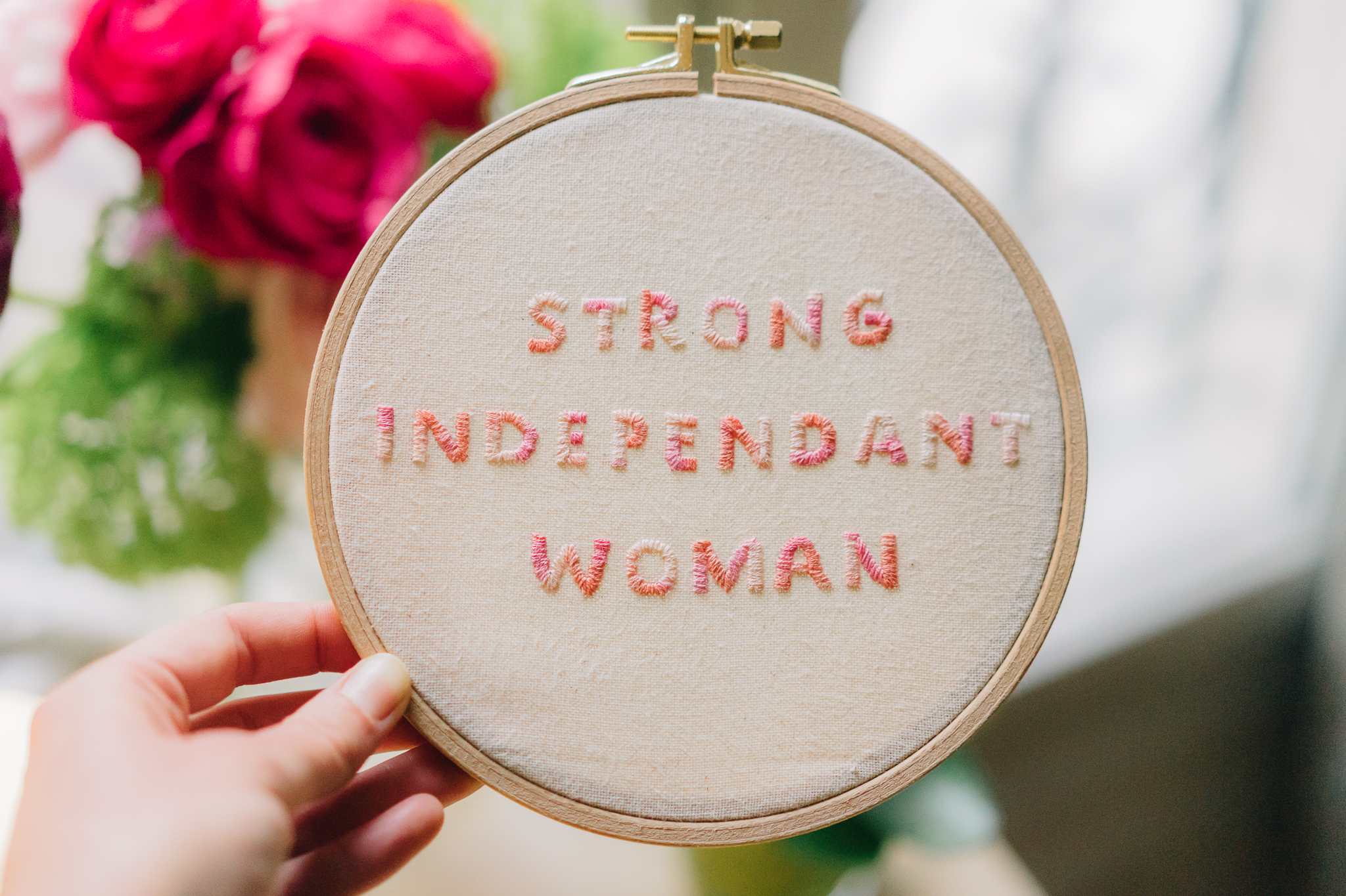 Strong, Independent Woman : broderie pour la Journée Internationale des Droits de la Femme