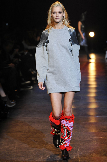 Carmen Kass // Défilé Hussein Chalayan 