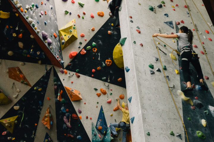 Grimpeuse en tête - Escalade