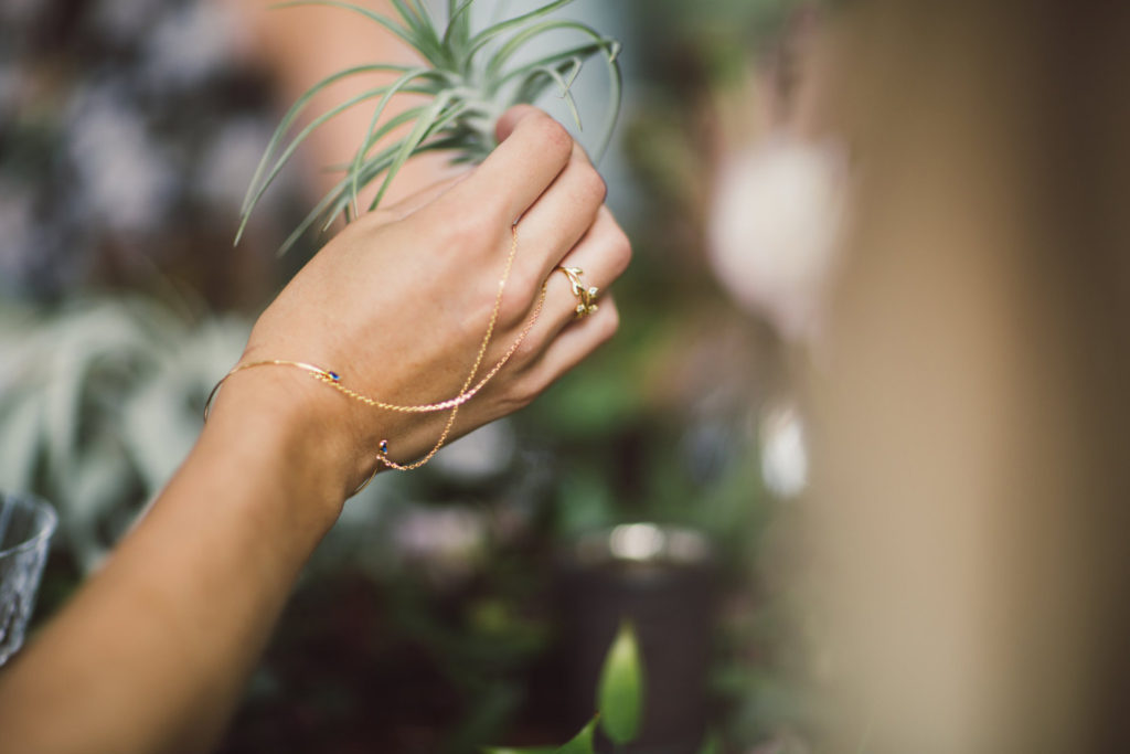 bijou de main Loie - plaqué or 18k - bijou de main chaine et cristal bleu - art nouveau art deco - boheme - Reign tudor