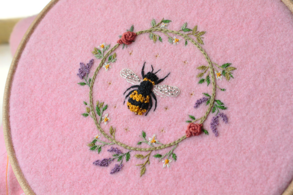 Abeille fleur couronne broderie