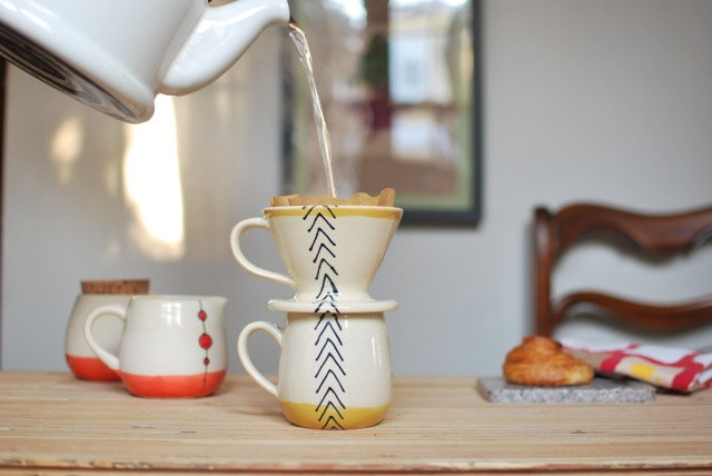Cafetière pour sur une tasse de café ensemble en flèches moutarde