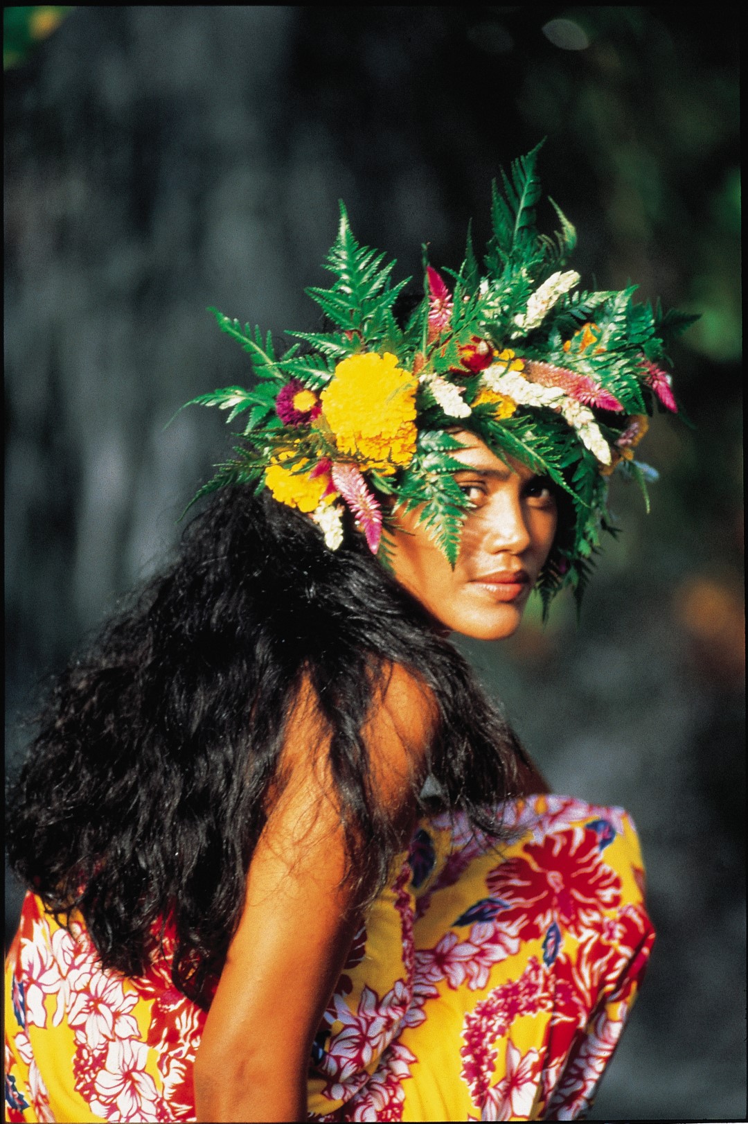 Vahiné ou femme en tahitien, vêtue d'un paréo et d'une couronne de fleurs