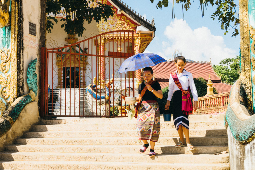 Laos - Jeunes femmes devant un temple